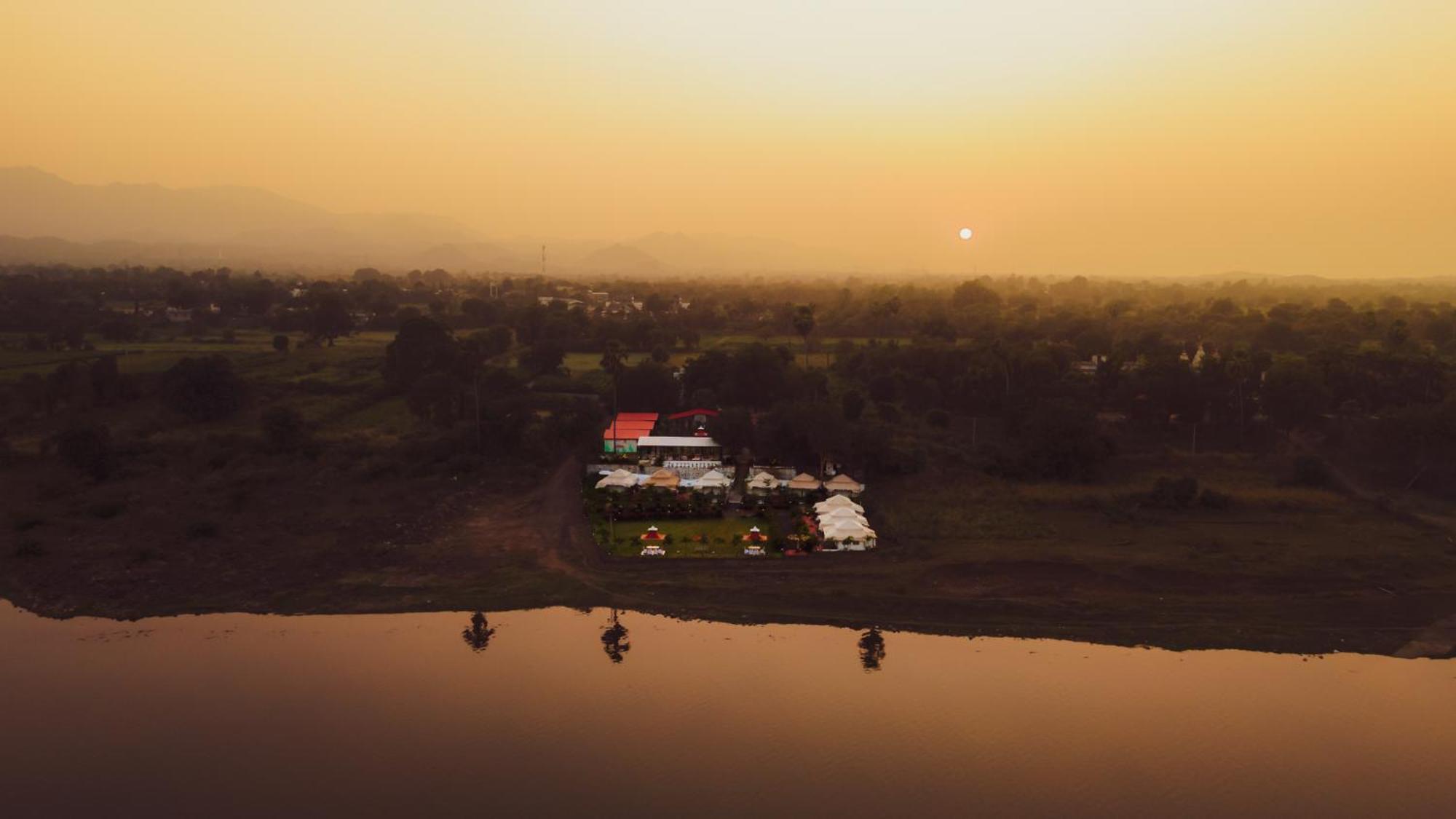 Riverview Tent Resort Kevadia Luaran gambar